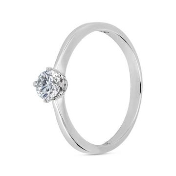 Ring mit Diamant