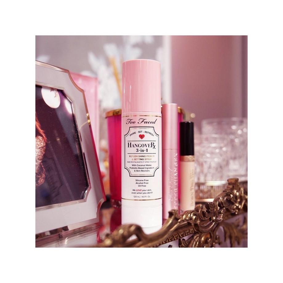 Too Faced Hangover 3-in-1 Spray - Base de teint Revitalisante et Spray fixateur 3-en-1  
