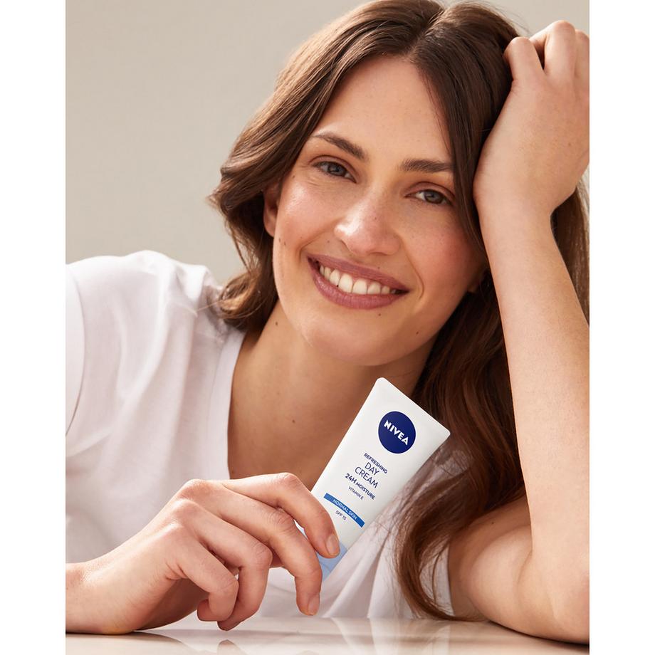 NIVEA  Crema da giorno rinfrescante per il viso SPF 15 
