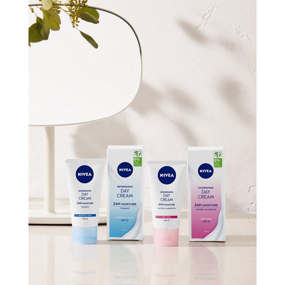 NIVEA  Crema da giorno rinfrescante per il viso SPF 15 