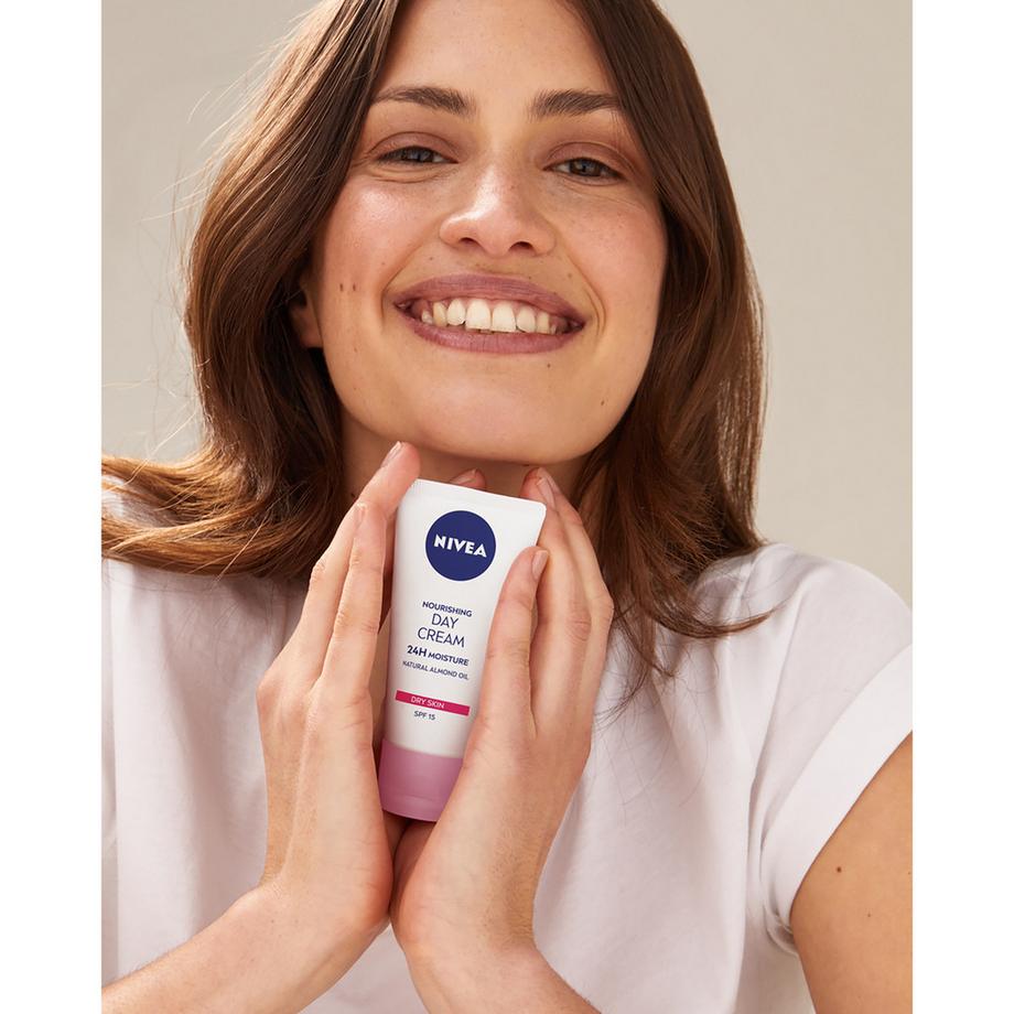 NIVEA Reichhaltige Tagescreme Reichhaltige Tagescreme für trockene Haut  