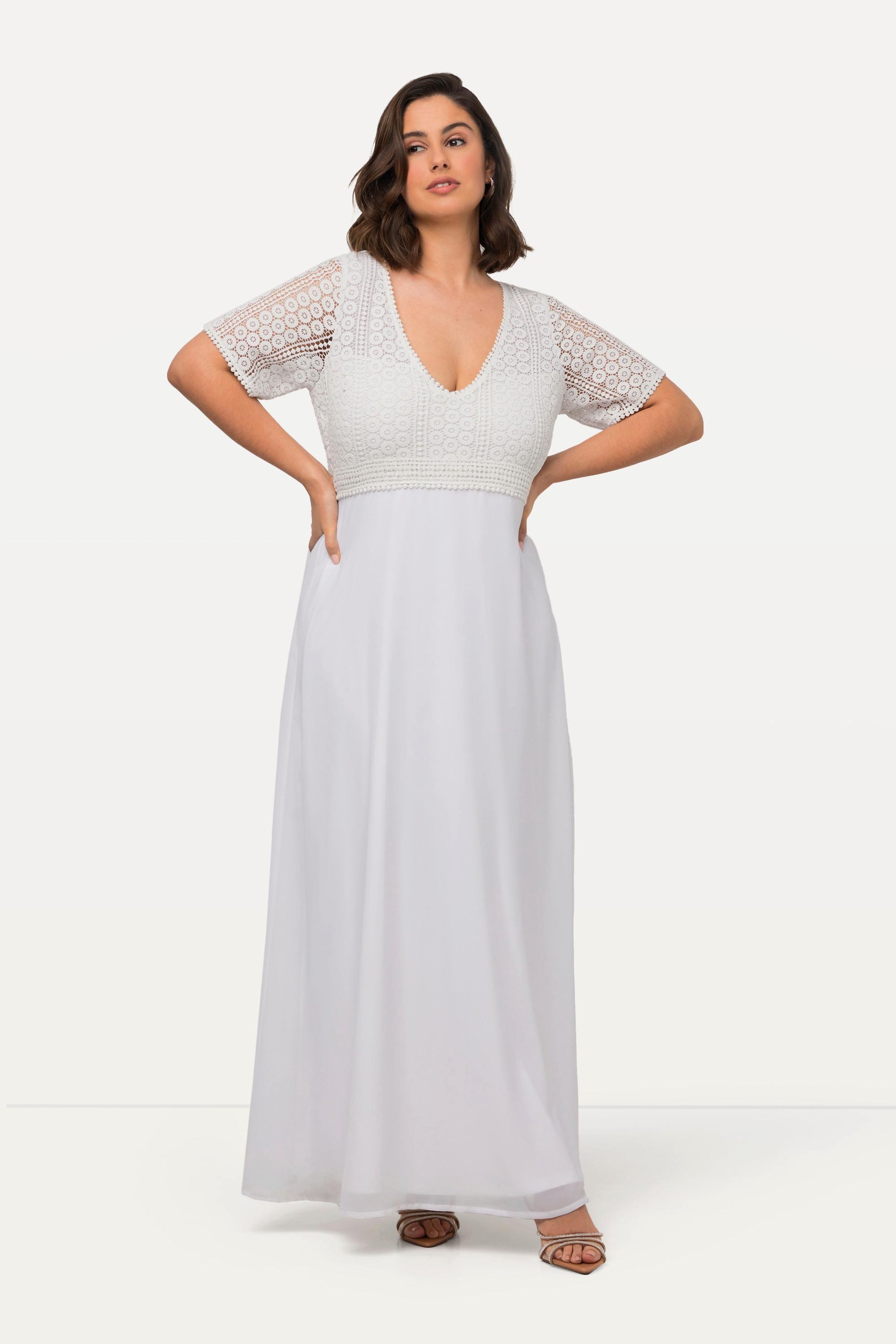 Ulla Popken  Robe de mariée au style bohème, ligne en A. Col en V et manches courtes. 