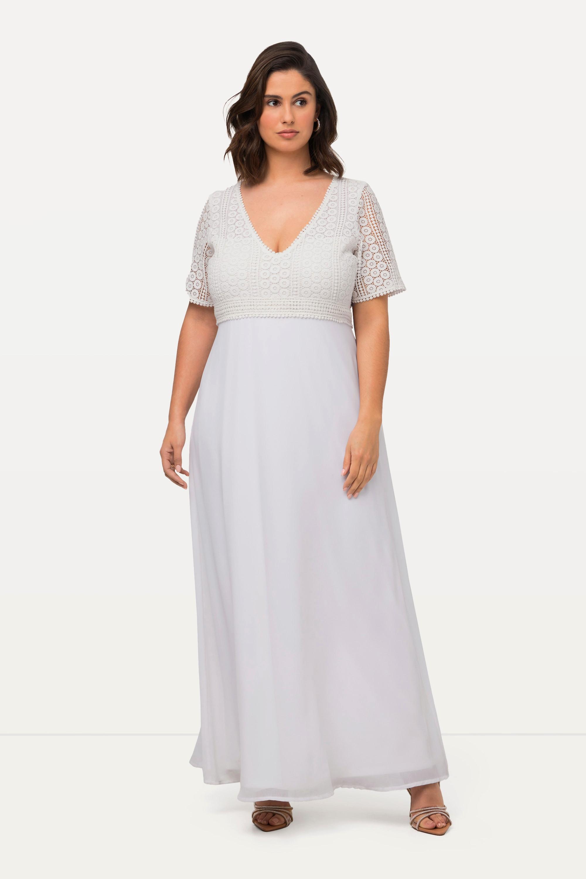 Ulla Popken  Robe de mariée au style bohème, ligne en A. Col en V et manches courtes. 