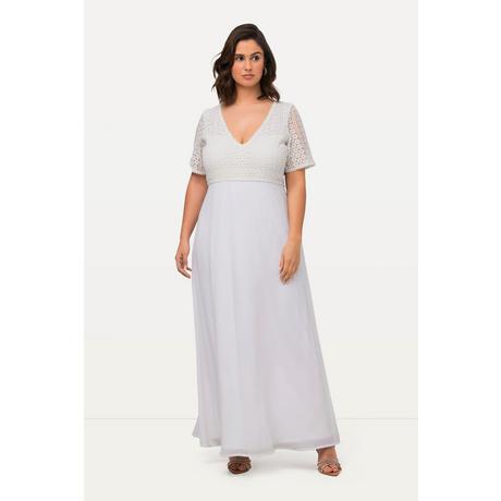 Ulla Popken  Robe de mariée au style bohème, ligne en A. Col en V et manches courtes. 