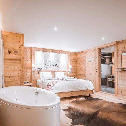 Image of Romantische Übernachtung Im Zimmer Mit Whirlpool Und Champagner (für 2 Personen) Unisex