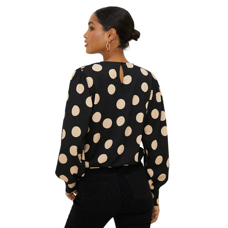 Dorothy Perkins Gepunktetes Langarm-Oberteil mit Tropfenausschnitt  