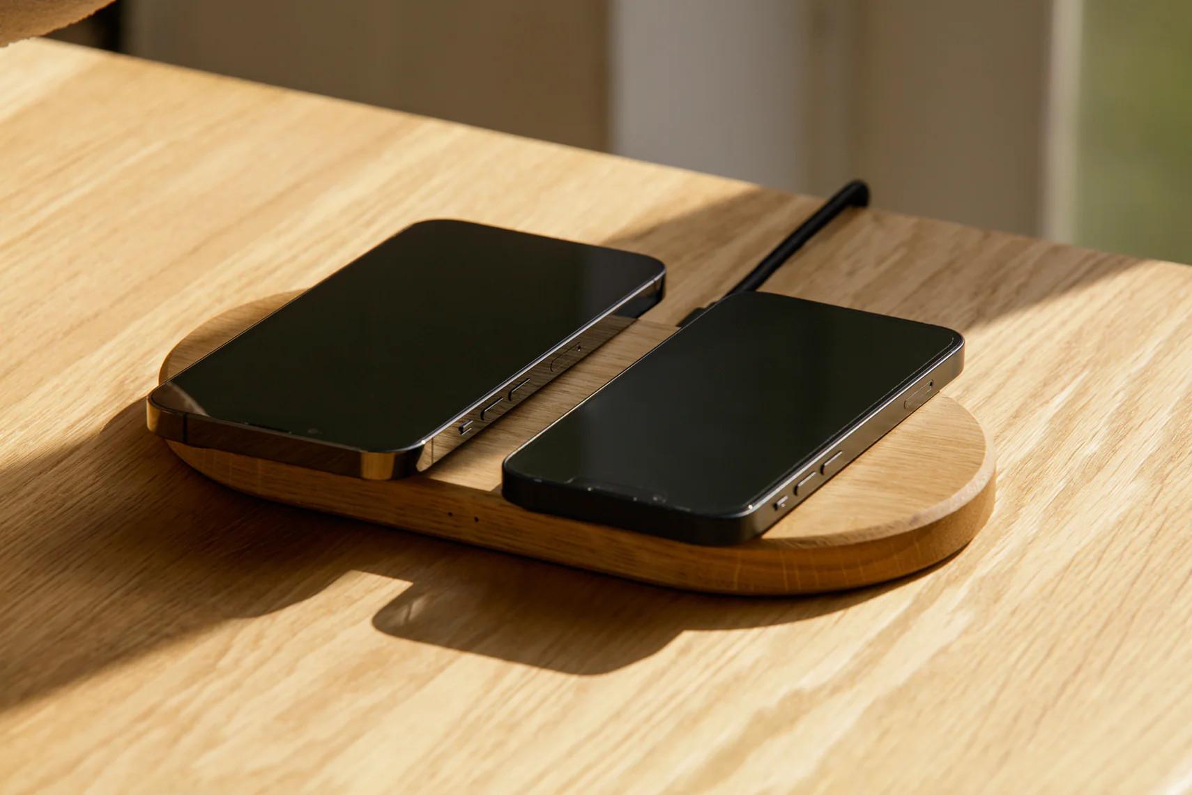 Oakywood  Oakywood Dual Slim Charging Pad Chargeur de téléphone portable double sans fil - Chêne / AU (adaptateur type I) 