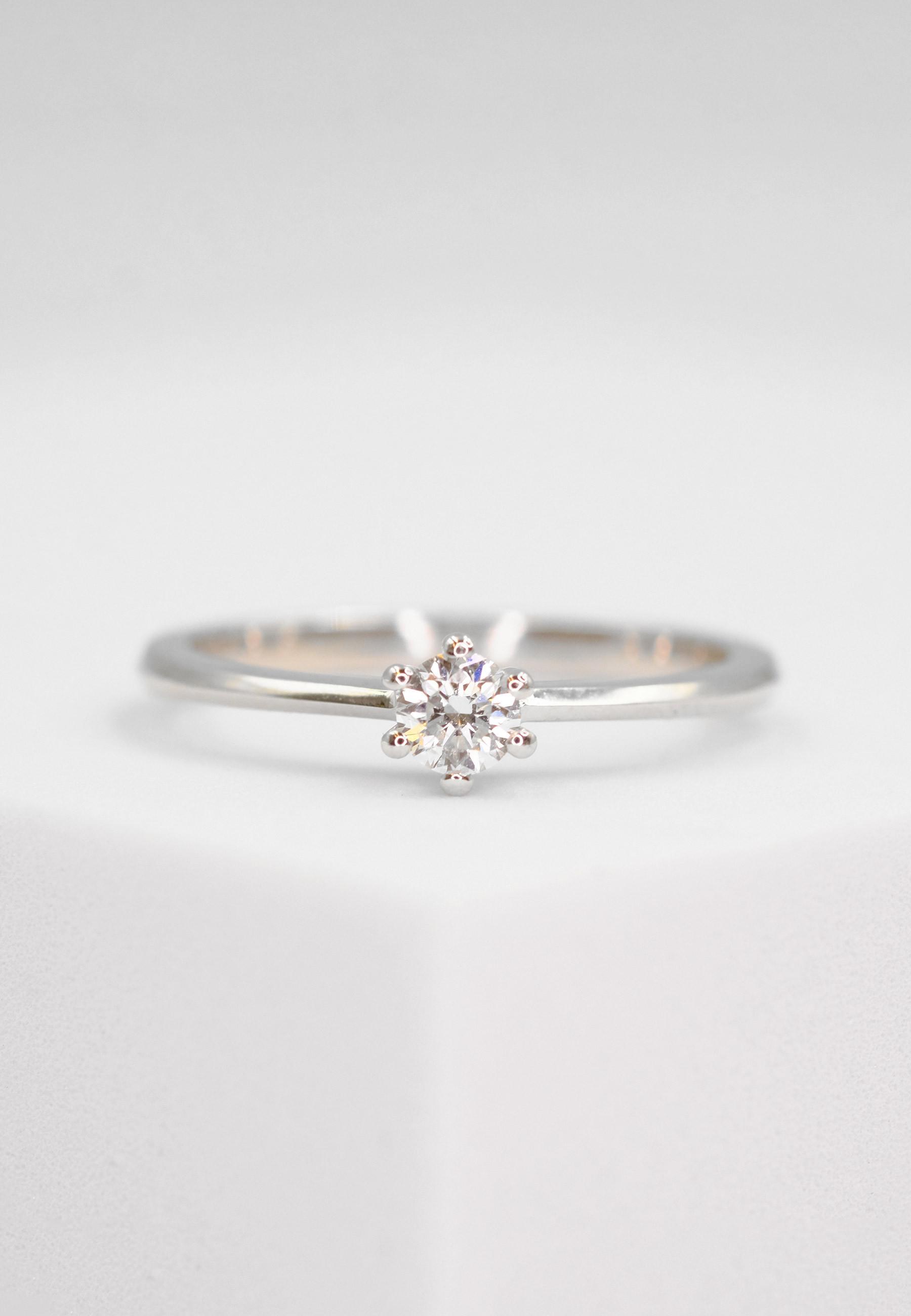 MUAU Schmuck  Solitaire Ring 750/18K Weissgold Diamant 0.20ct. 