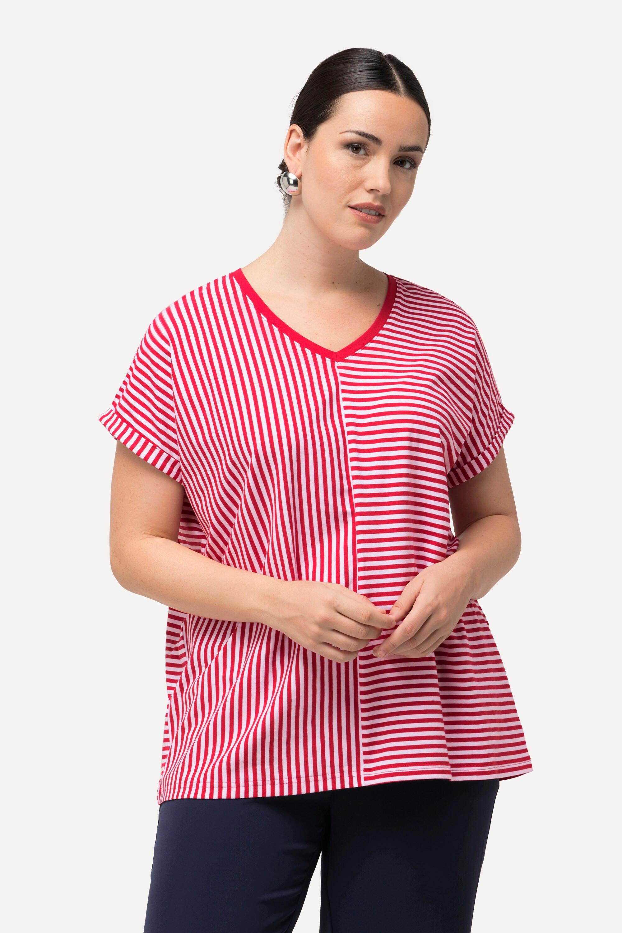 Ulla Popken  T-shirt oversize à col V, manches courtes et jeu de rayures 