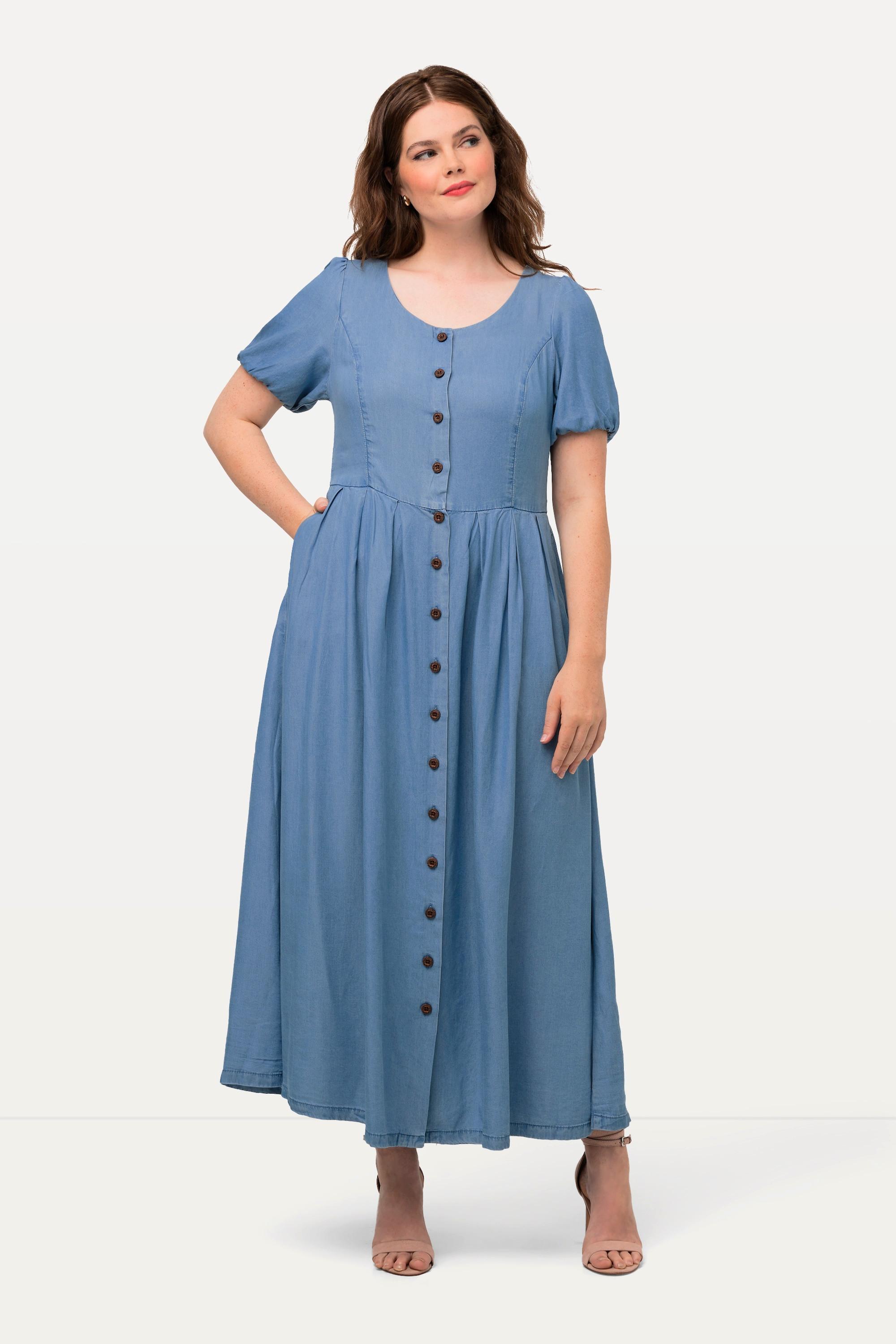 Ulla Popken  Robe s'inspirant des tenues traditionnelles bavaroises. Aspect jean. Décolleté en forme de cœur. Manches courtes. 