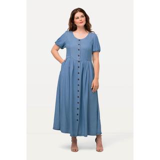 Ulla Popken  Robe s'inspirant des tenues traditionnelles bavaroises. Aspect jean. Décolleté en forme de cœur. Manches courtes. 