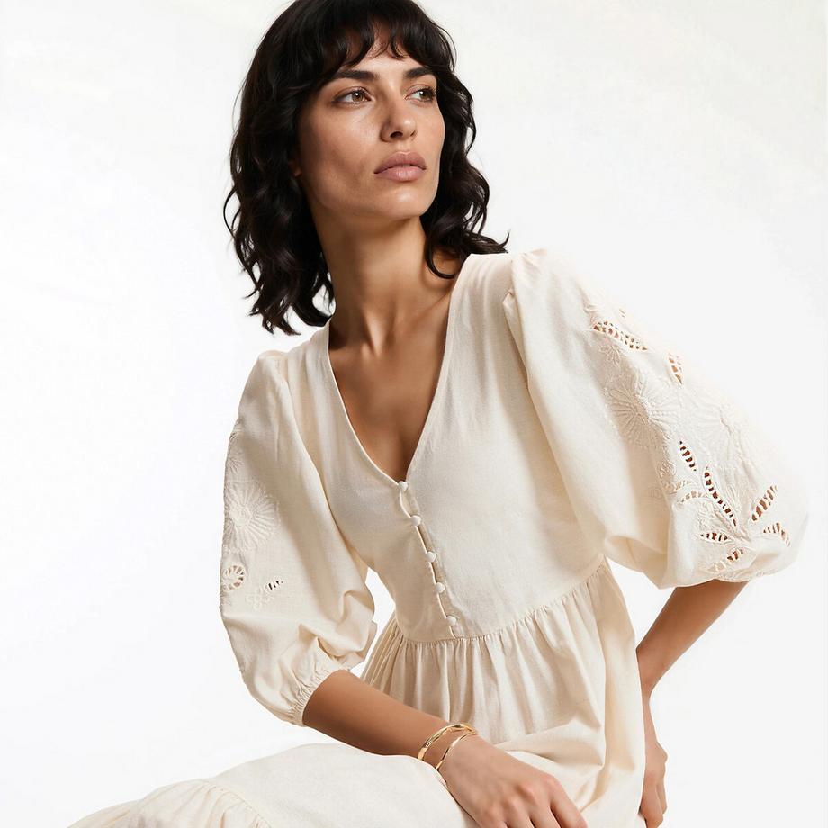 Langes Kleid mit V-Ausschnitt und bestickten Ärmeln