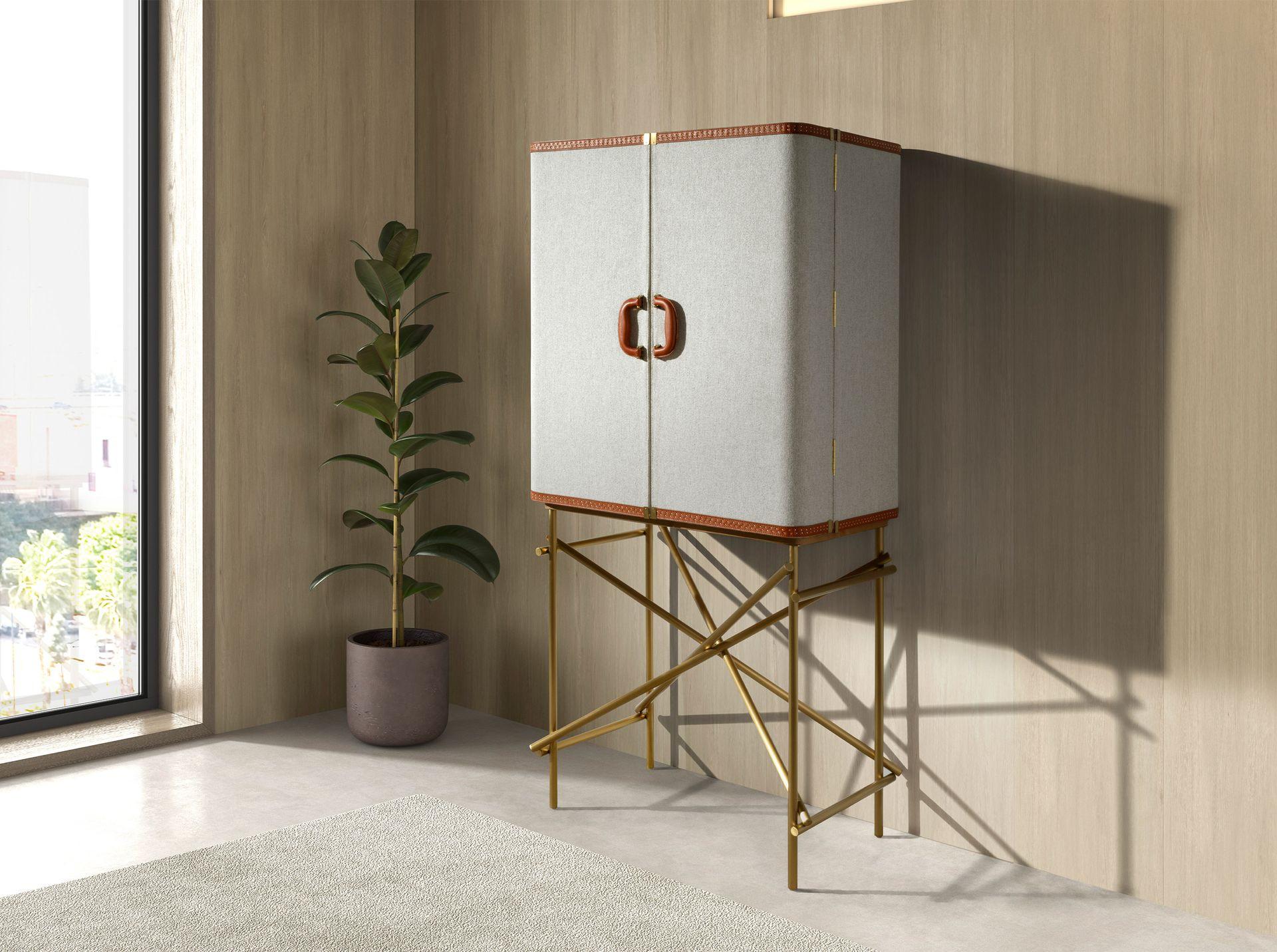 ANGEL CERDA Buffet haut, tissu, noyer et acier poli doré  