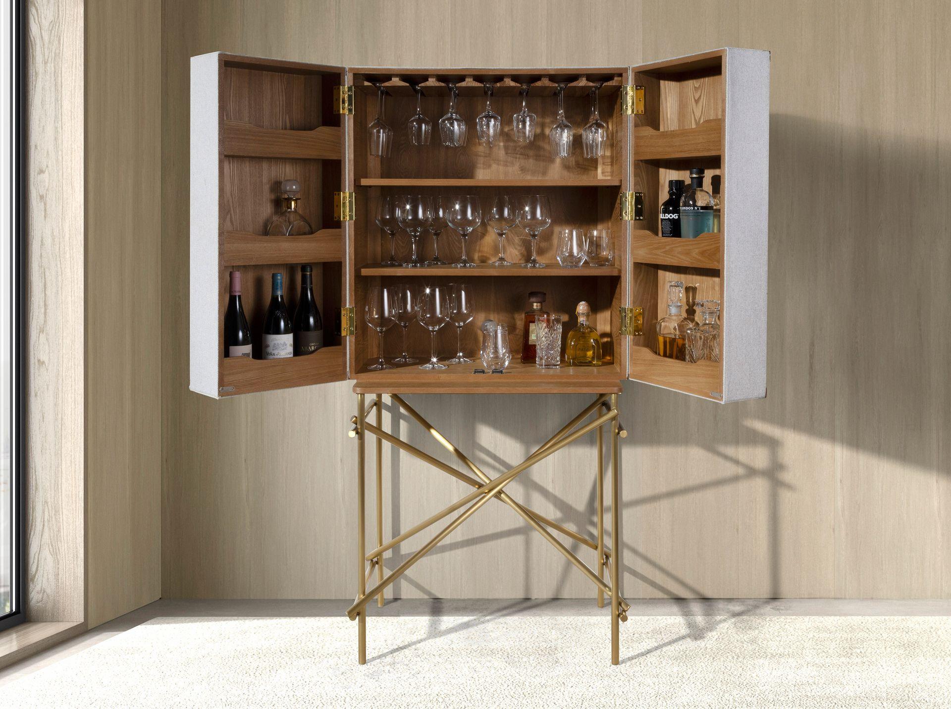 ANGEL CERDA Buffet haut, tissu, noyer et acier poli doré  