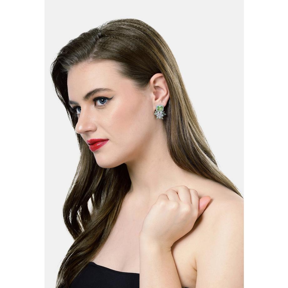 AVANT-GARDE PARIS  Boucles d'oreilles stud florales vert clair délicates 