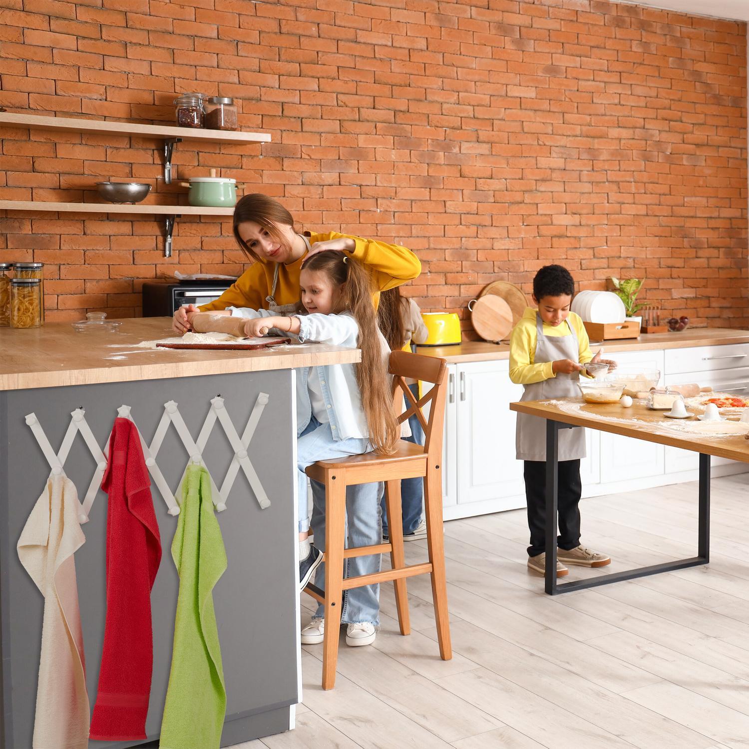 Northix Einziehbarer Wandgarderobenhalter aus Holz  