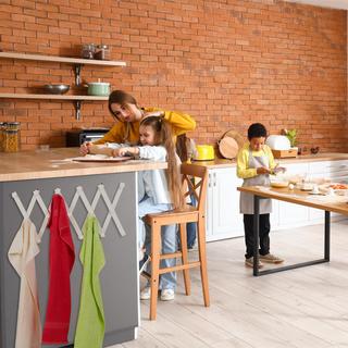 Northix Einziehbarer Wandgarderobenhalter aus Holz  