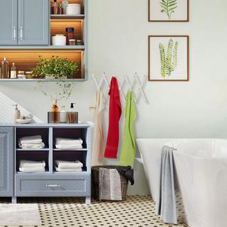 Northix Einziehbarer Wandgarderobenhalter aus Holz  