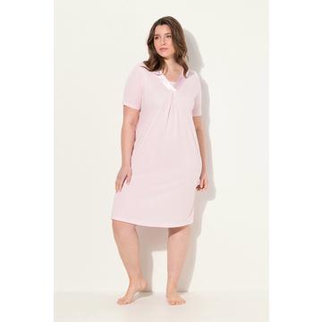 Chemise de nuit avec décolleté en V et manches courtes, détails en satin