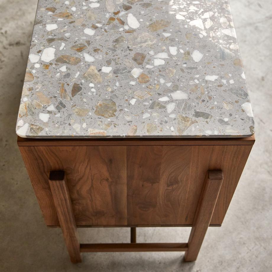 Tikamoon  Credenza in legno di noce massello e battuto di terrazzo premium 140 cm Isaure 