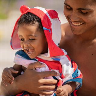 Swim Essentials  Luxe Beach Poncho rouge Whale 