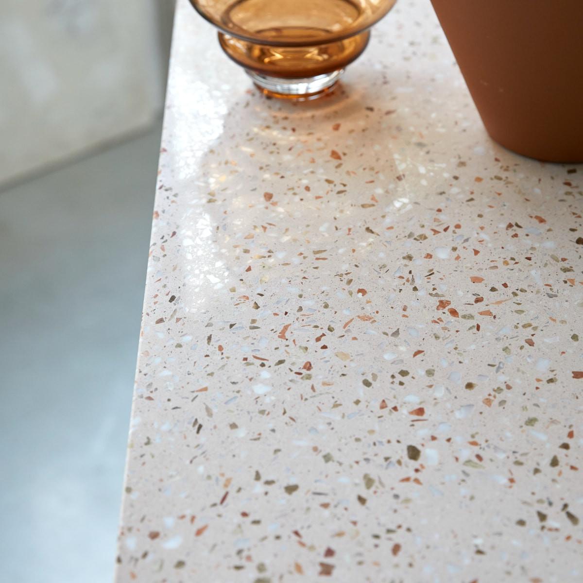 Tikamoon Konsole aus massivem Teak mit Premium-Terrazzo Pink Miho  