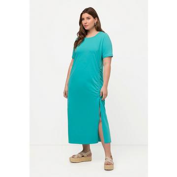 Robe midi à manches courtes. Décolleté rond. Fronces.