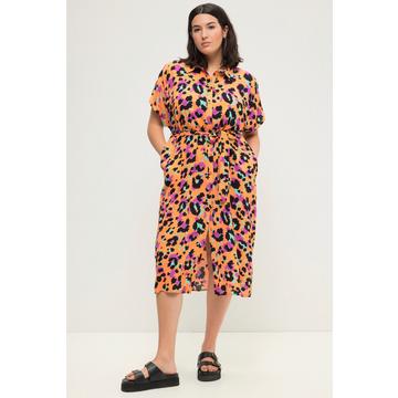 Robe-chemisier oversized longueur midi, motif léopard coloré et ceinture à nouer