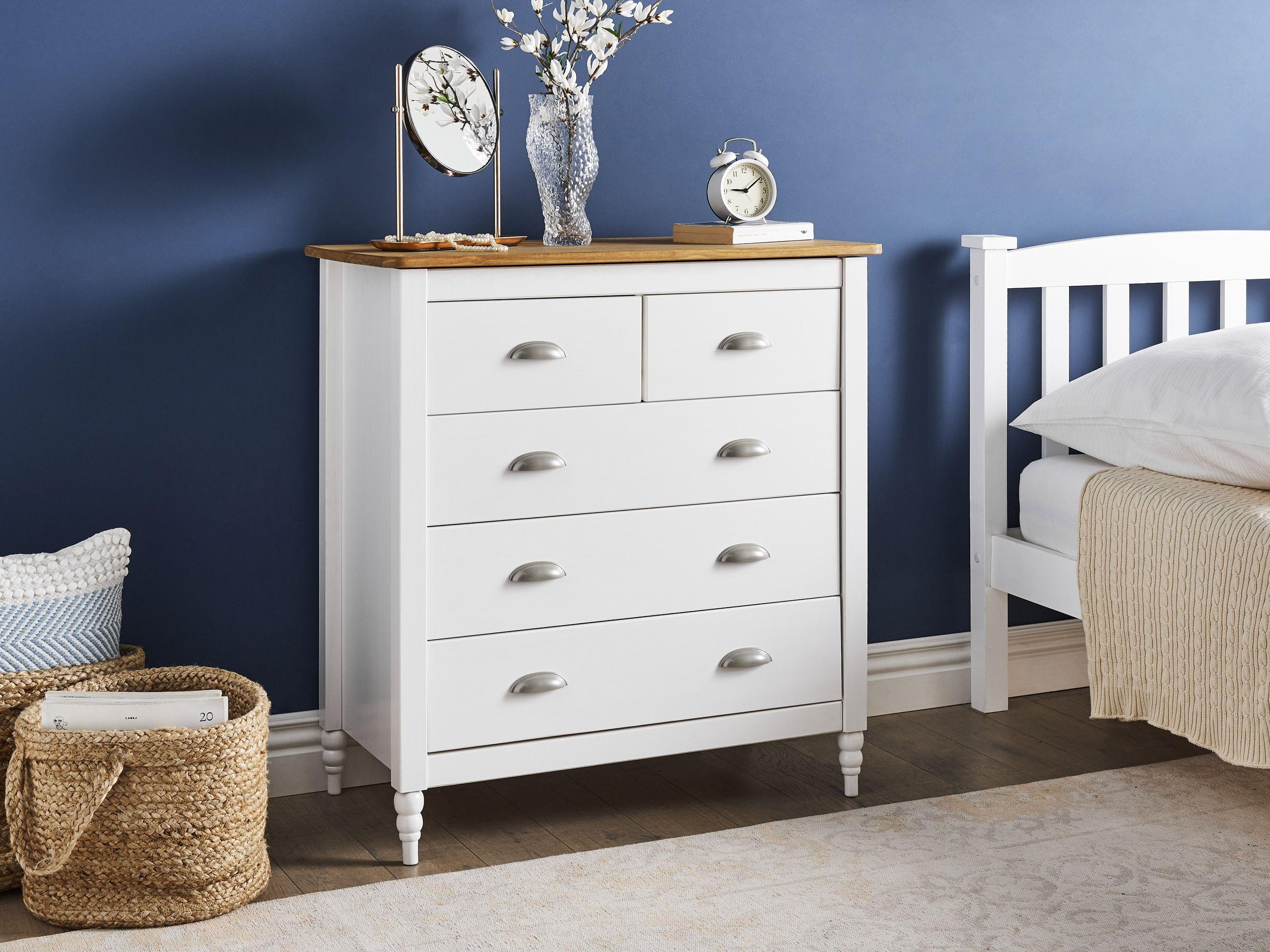 Beliani Kommode mit 5 Schubladen aus Kiefernholz Skandinavisch SHILLINGTON  