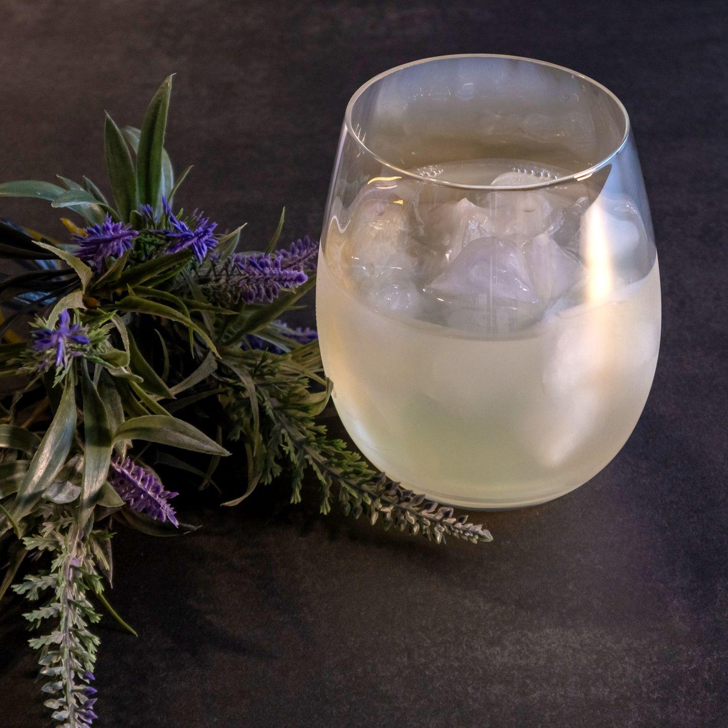 Intirilife 2x Verre à Boire avec Reflets Arc-en-ciel et Forme Ondulée  