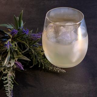 Intirilife 2x Verre à Boire avec Reflets Arc-en-ciel et Forme Ondulée  