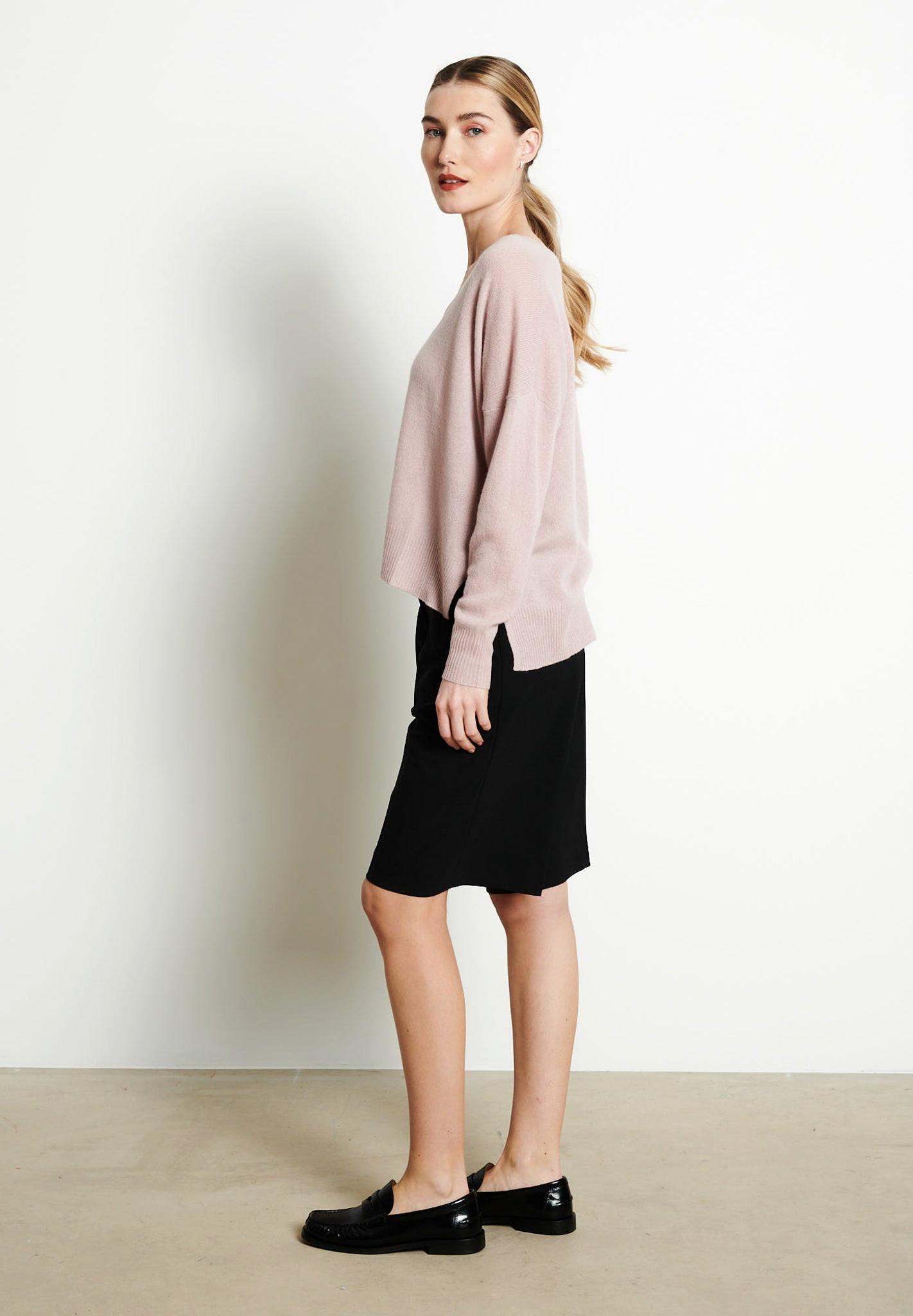 Studio Cashmere8  RIA 3 Maglia profonda oversize con scollo a V - 100% cashmere 