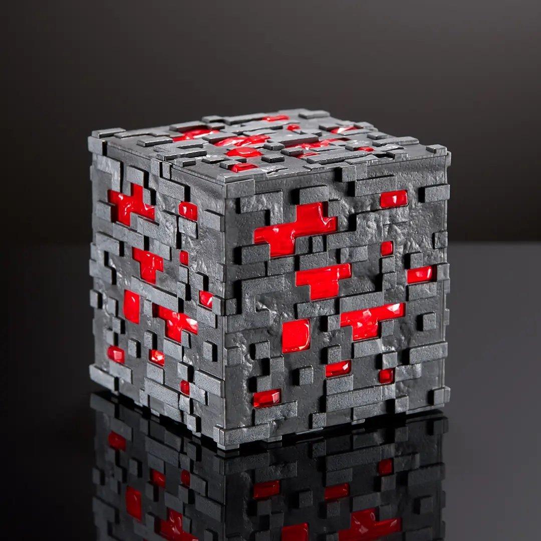 Noble Collection  Replica - Minecraft - Luminous redstone ore 