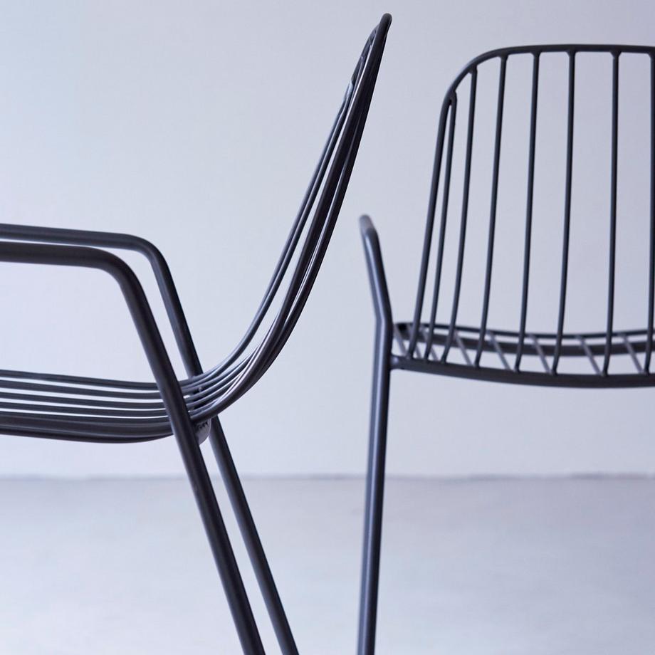 Tikamoon Lehnstuhl aus Metall dark grey Arty  