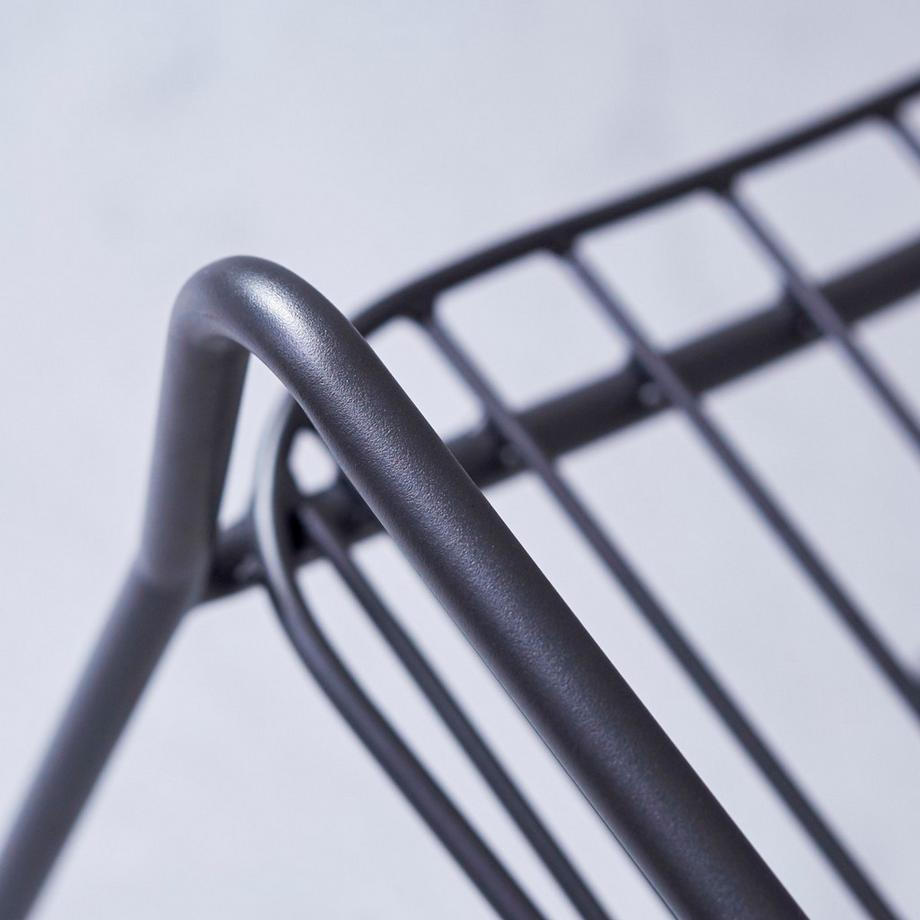 Tikamoon Lehnstuhl aus Metall dark grey Arty  