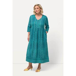 Ulla Popken  Robe en jersey coupe trapèze, avec décolleté en V et manches 3/4. Poches 