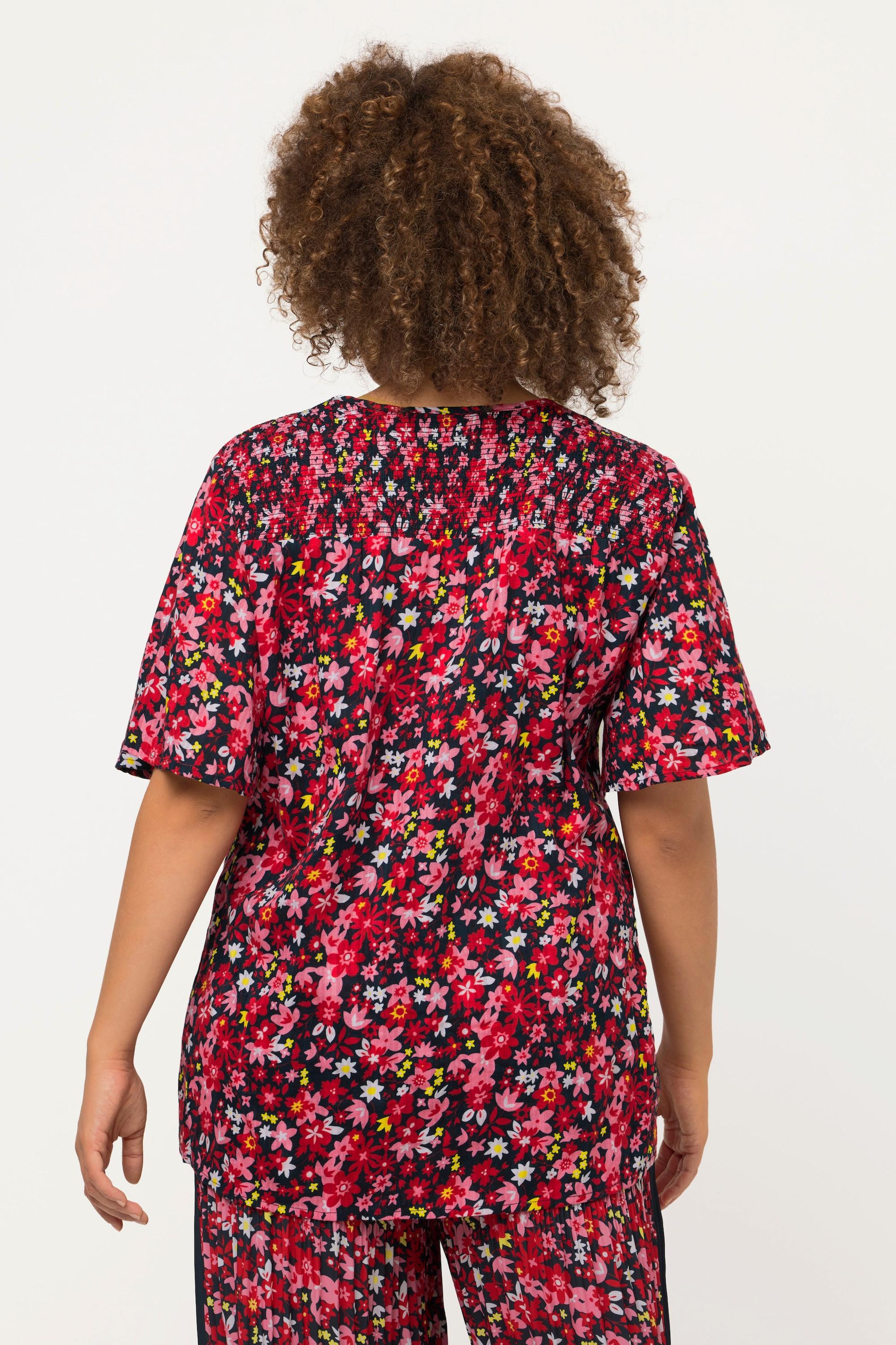 Ulla Popken  Blusa dal taglio svasato con fiori, punto smock, scollo a tunica e mezze maniche 