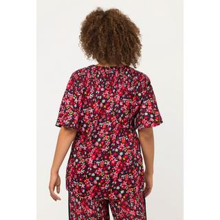 Ulla Popken  Blusa dal taglio svasato con fiori, punto smock, scollo a tunica e mezze maniche 