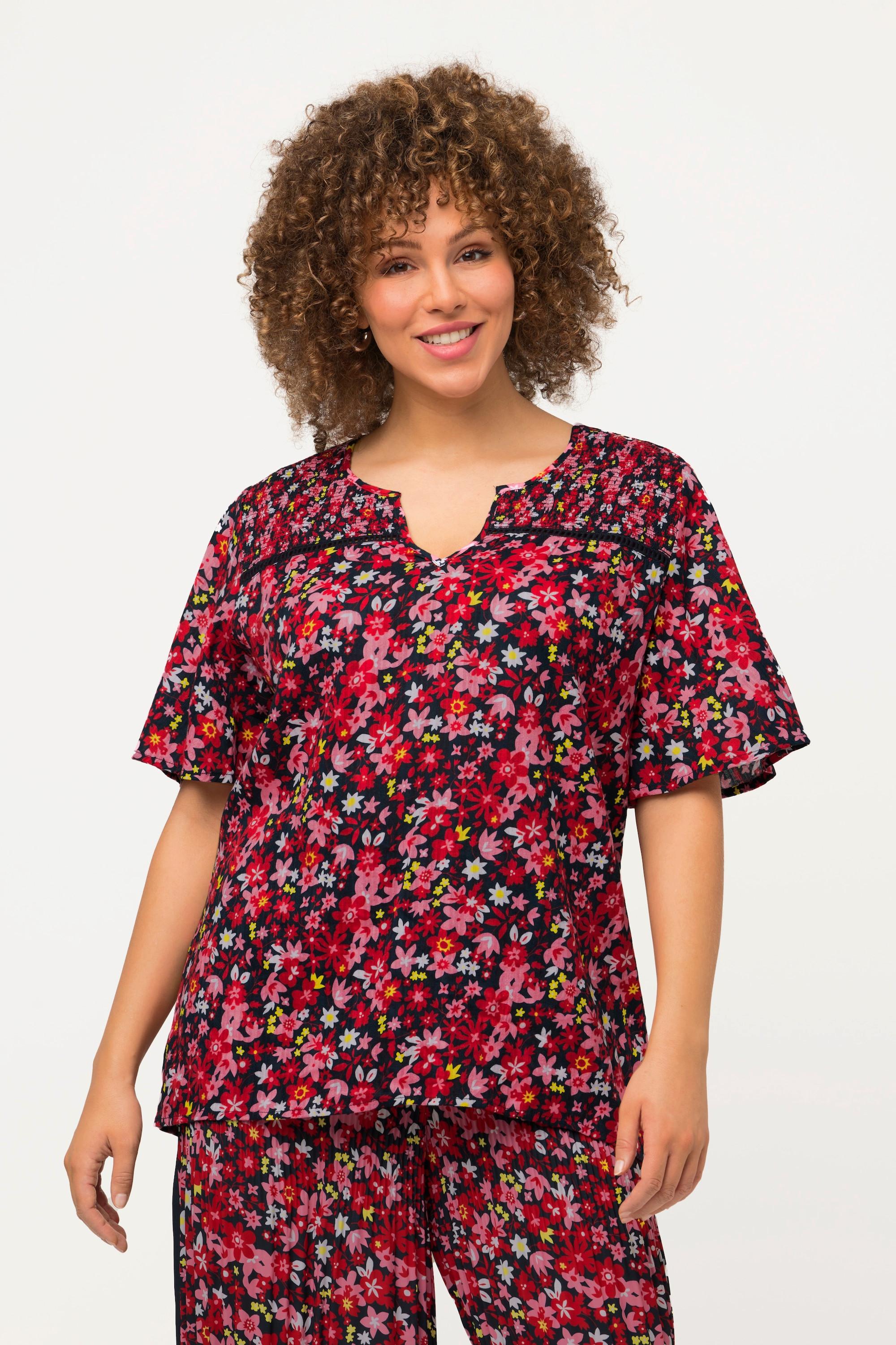 Ulla Popken  Blusa dal taglio svasato con fiori, punto smock, scollo a tunica e mezze maniche 