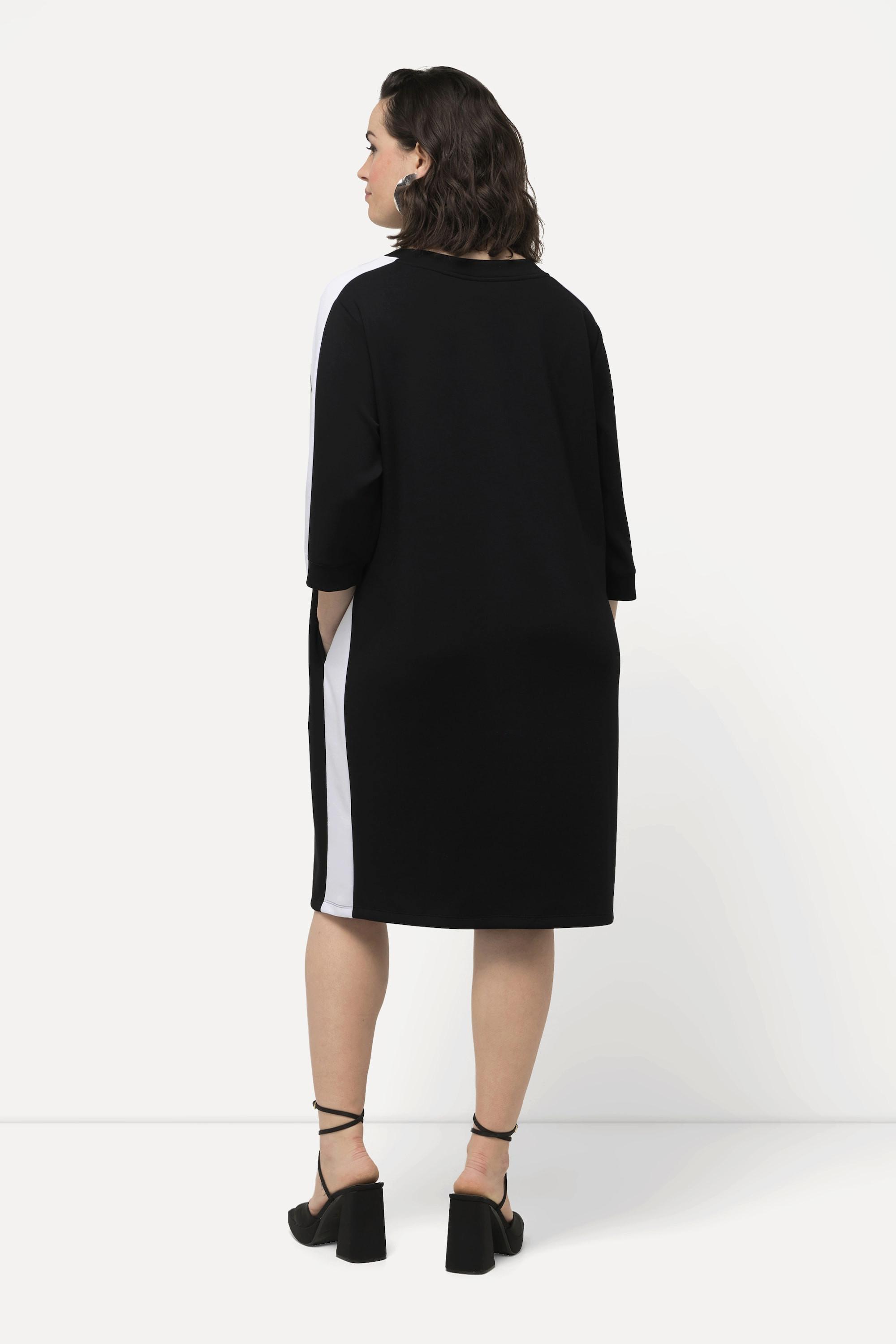 Ulla Popken  Robe en jersey, encolure bateau et manches 3/4. Bandes latérales fantaisie. 