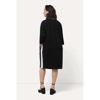 Ulla Popken  Robe en jersey, encolure bateau et manches 3/4. Bandes latérales fantaisie. 