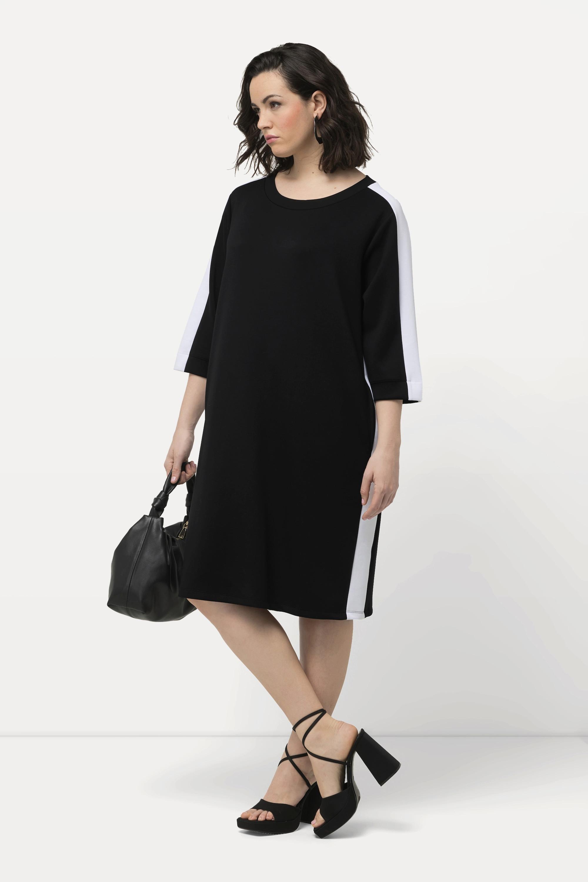 Ulla Popken  Robe en jersey, encolure bateau et manches 3/4. Bandes latérales fantaisie. 