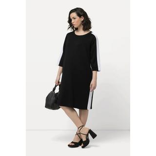 Ulla Popken  Robe en jersey, encolure bateau et manches 3/4. Bandes latérales fantaisie. 