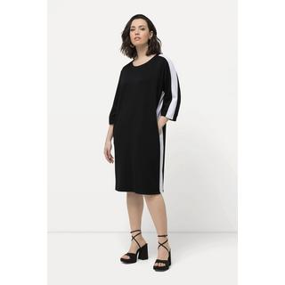 Ulla Popken  Robe en jersey, encolure bateau et manches 3/4. Bandes latérales fantaisie. 