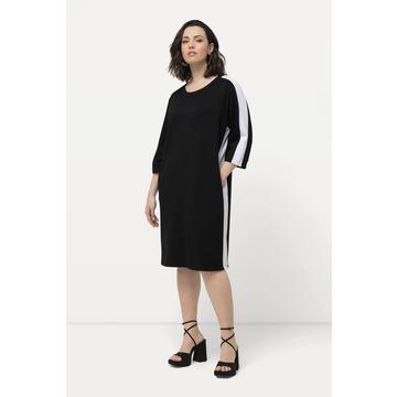 Robe en jersey, encolure bateau et manches 3/4. Bandes latérales fantaisie.