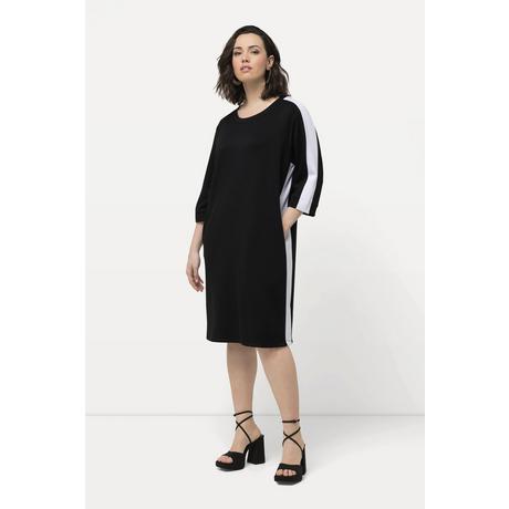 Ulla Popken  Robe en jersey, encolure bateau et manches 3/4. Bandes latérales fantaisie. 