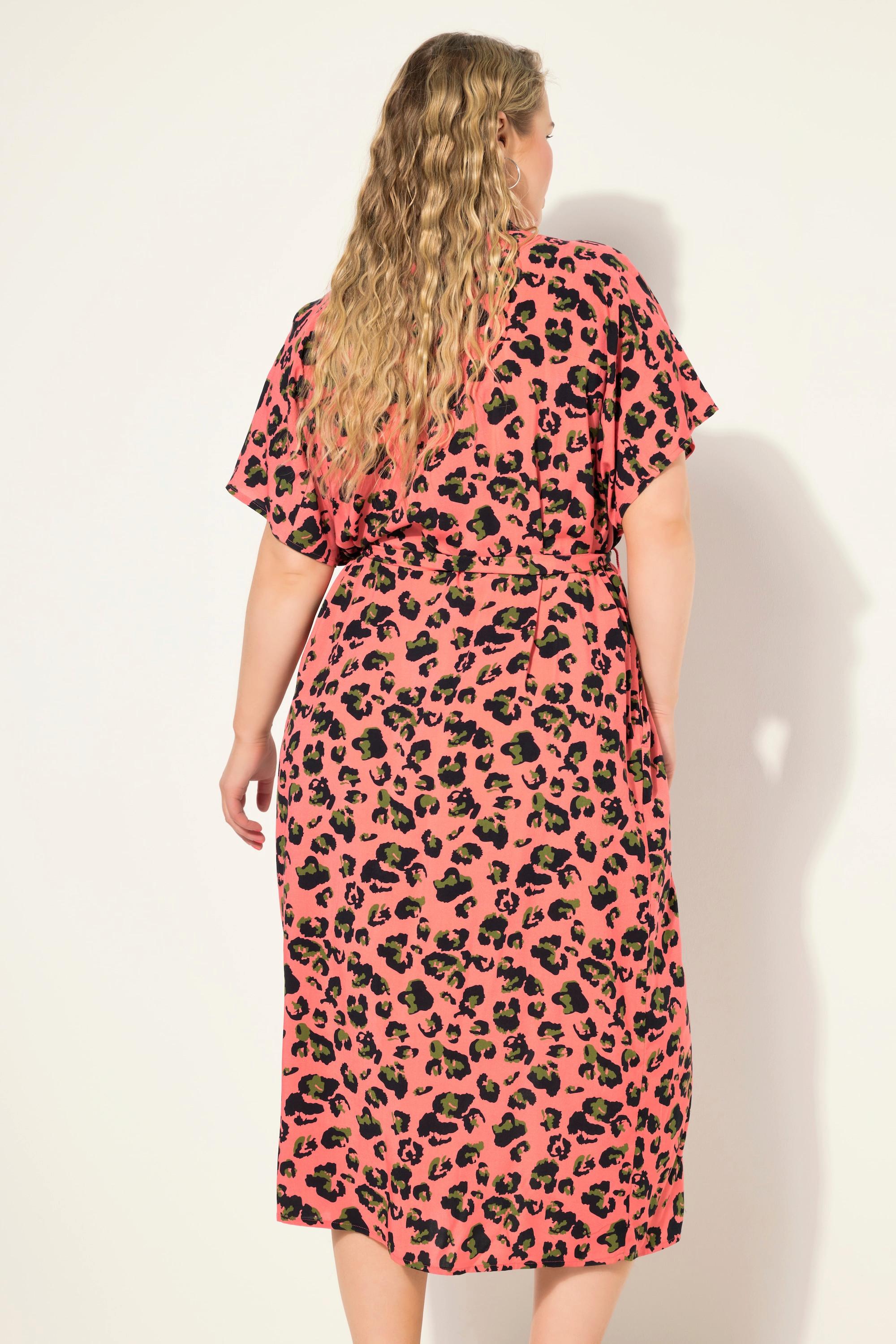 Studio Untold  Robe-chemisier oversized longueur midi, motif léopard coloré et ceinture à nouer à la taille. Col chemise 