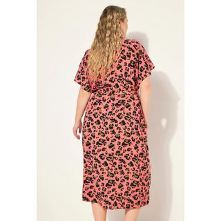 Studio Untold  Robe-chemisier oversized longueur midi, motif léopard coloré et ceinture à nouer à la taille. Col chemise 