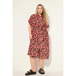 Studio Untold  Robe-chemisier oversized longueur midi, motif léopard coloré et ceinture à nouer à la taille. Col chemise 