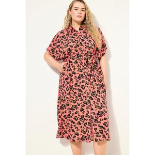 Studio Untold  Robe-chemisier oversized longueur midi, motif léopard coloré et ceinture à nouer à la taille. Col chemise 